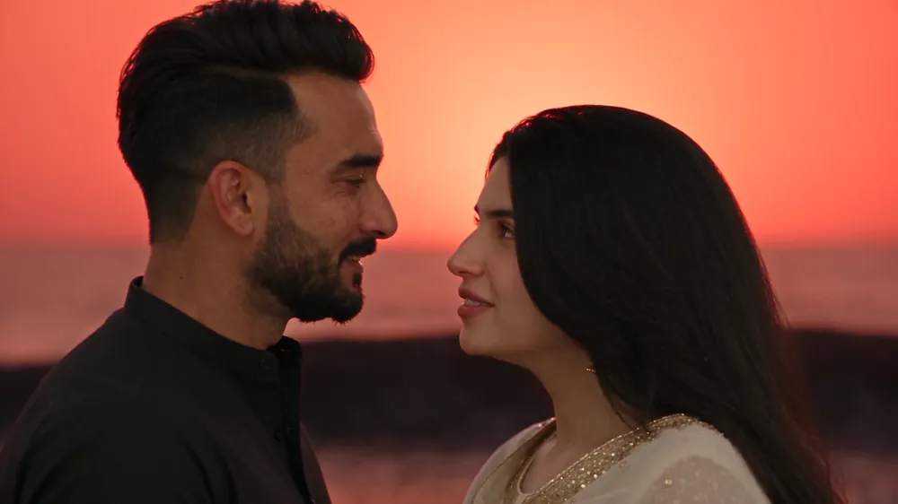 A scene from the Nazar Utaar Loon music video