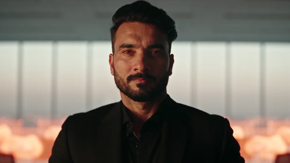 A scene from the Sau Crore Akela music video