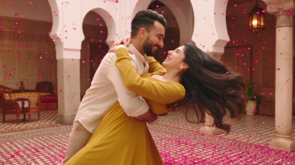 A scene from the Tu Hi Arzoo music video