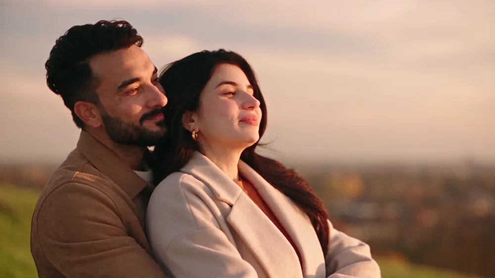 A scene from the Tu Hi Manzil music video