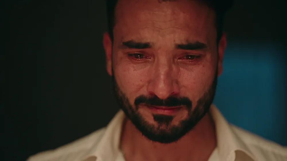 A scene from the Tu Nahi Mera music video